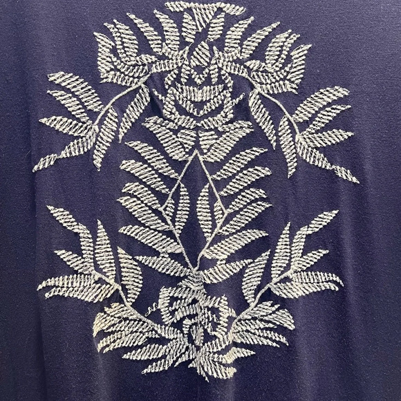 Adrianna Papell Navy Short Sleeved Top with White Floral Embroidery. Size XL. - Picture 4 of 7